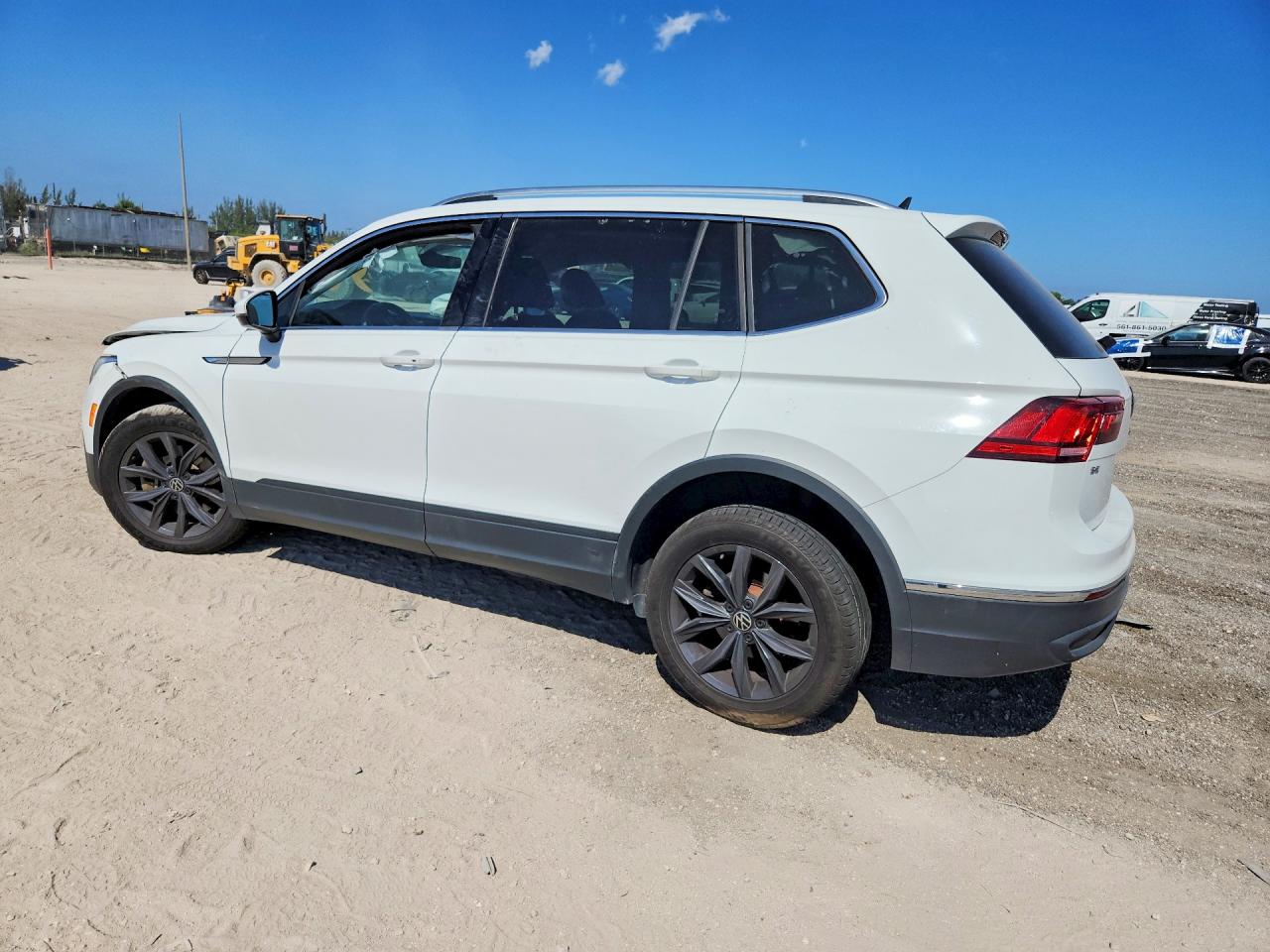 2024 VOLKSWAGEN TIGUAN SE photo 3