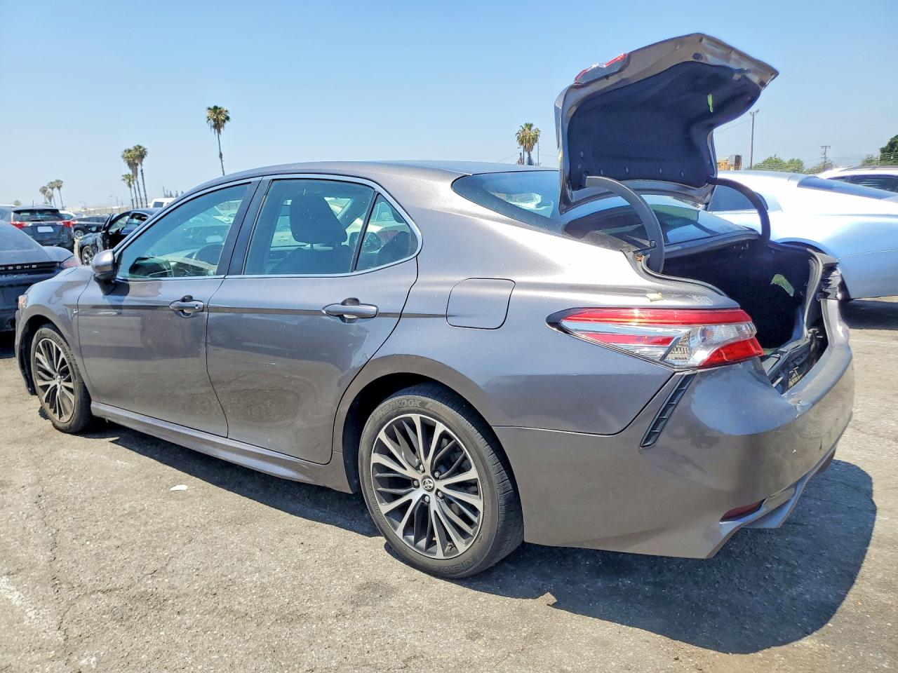 2018 TOYOTA CAMRY SE photo 4