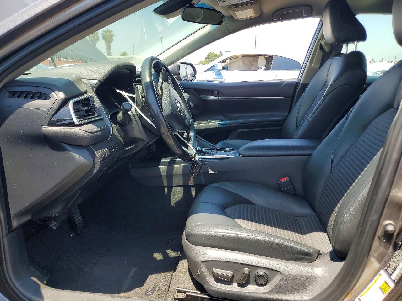 2018 TOYOTA CAMRY SE photo 19