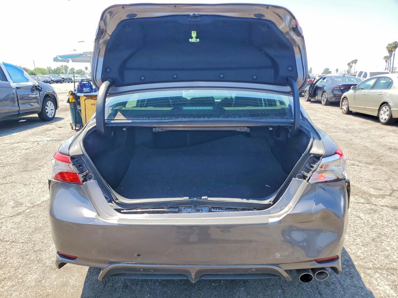 2018 TOYOTA CAMRY SE photo 16