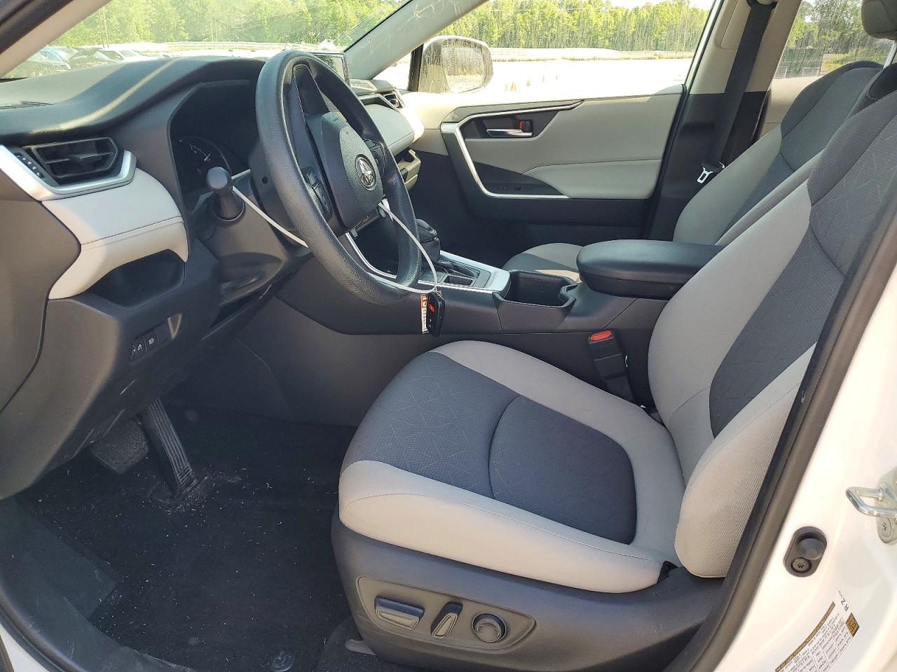 2024 TOYOTA RAV4 XLE photo 7