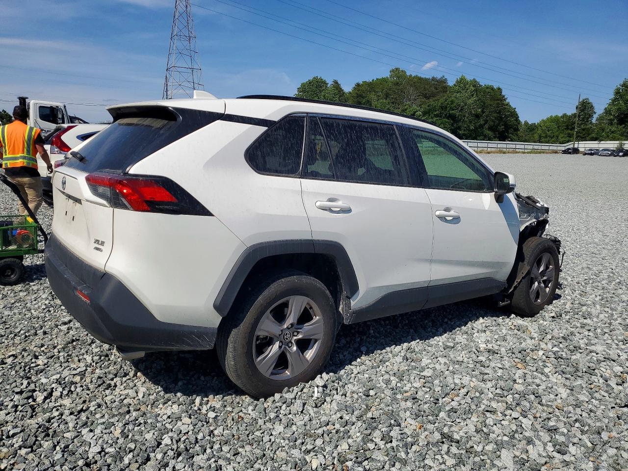 2024 TOYOTA RAV4 XLE photo 3