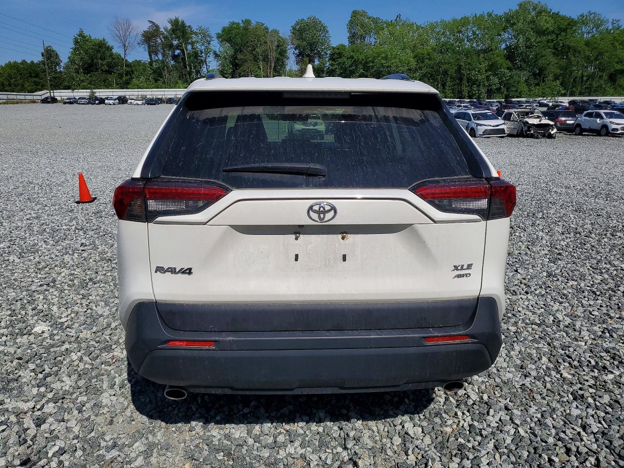 2024 TOYOTA RAV4 XLE photo 6