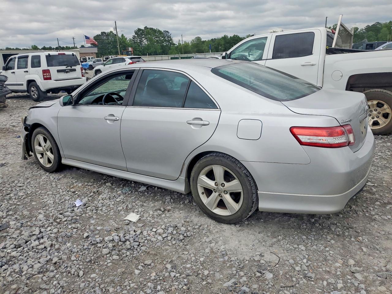 2010 TOYOTA CAMRY SE photo 4