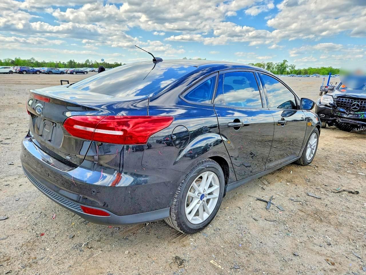 2015 FORD FOCUS SE photo 5