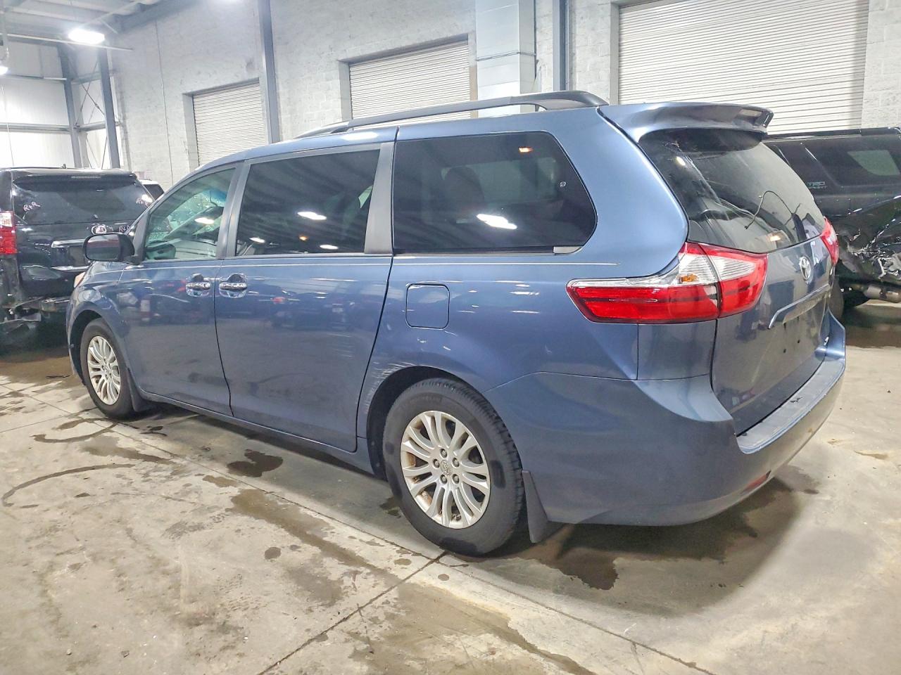 2016 TOYOTA SIENNA XLE 8-PASSENGER photo 3