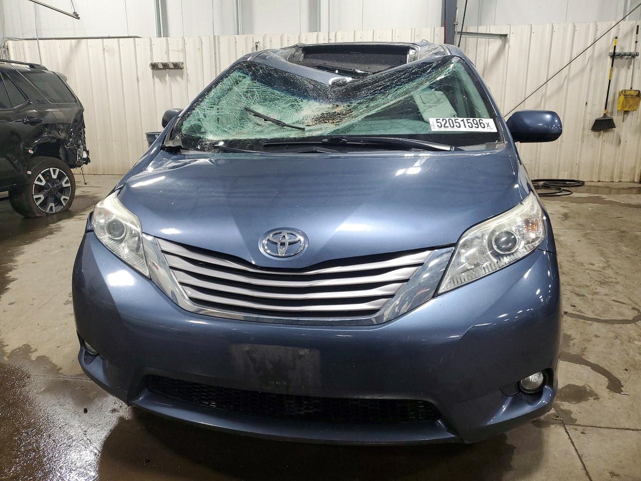 2016 TOYOTA SIENNA XLE 8-PASSENGER photo 9