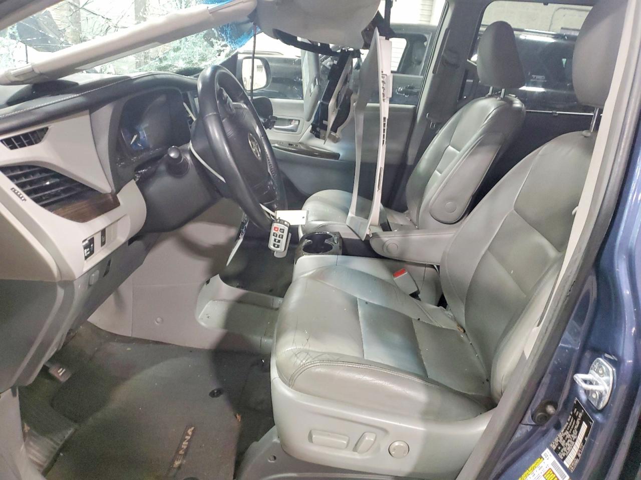 2016 TOYOTA SIENNA XLE 8-PASSENGER photo 13