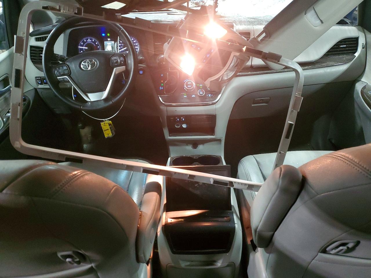 2016 TOYOTA SIENNA XLE 8-PASSENGER photo 15