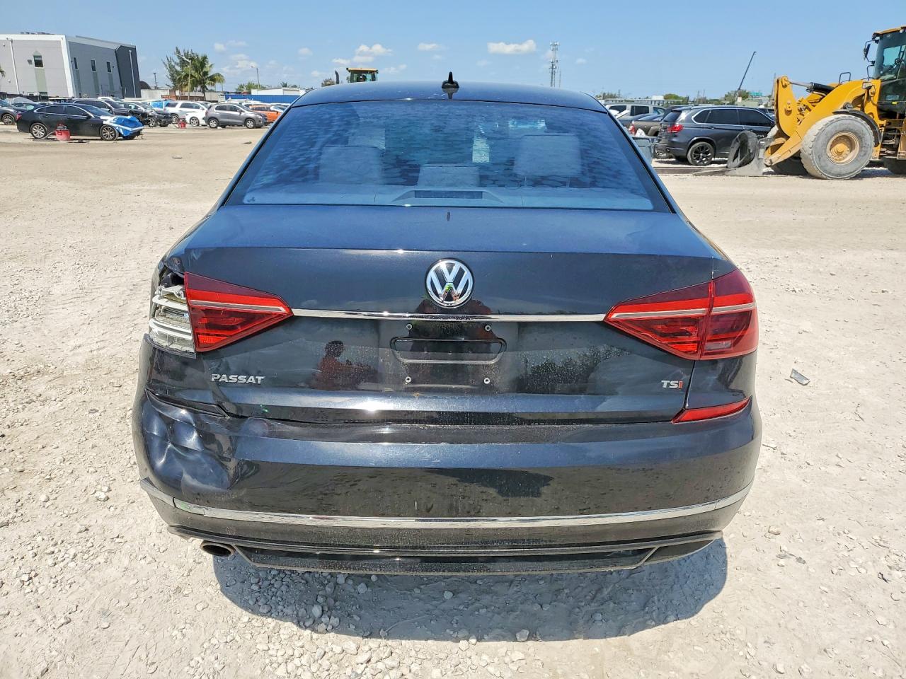 2017 VOLKSWAGEN PASSAT R-LINE photo 16