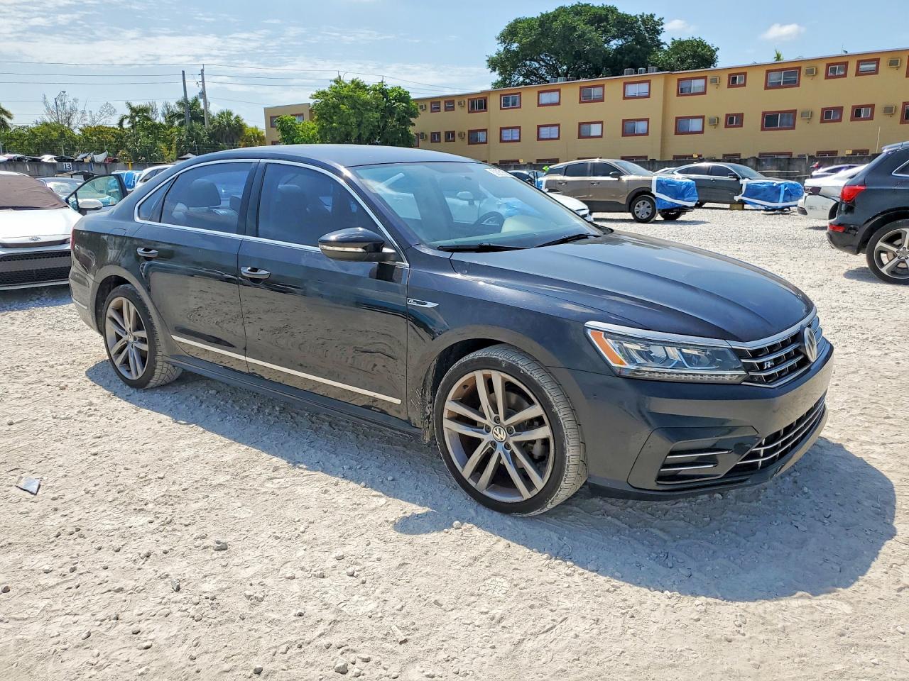 2017 VOLKSWAGEN PASSAT R-LINE photo 10