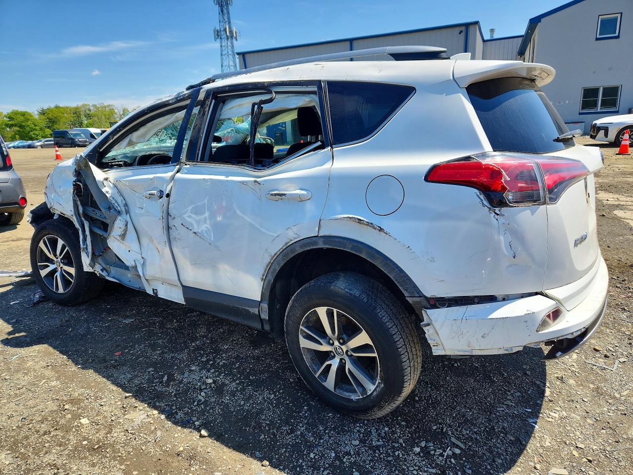 2018 TOYOTA RAV4 XLE photo 3