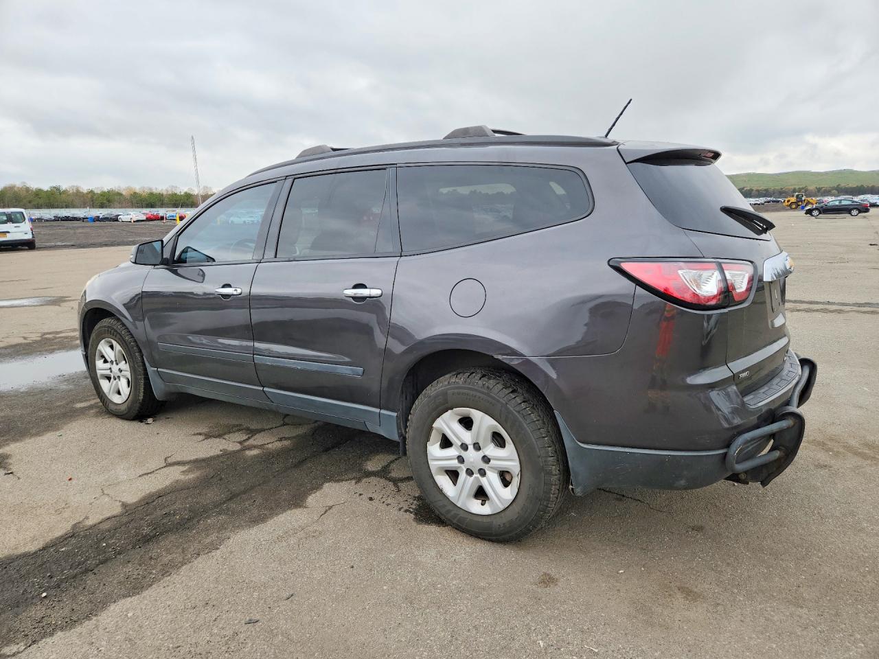 2014 CHEVROLET TRAVERSE LS photo 4
