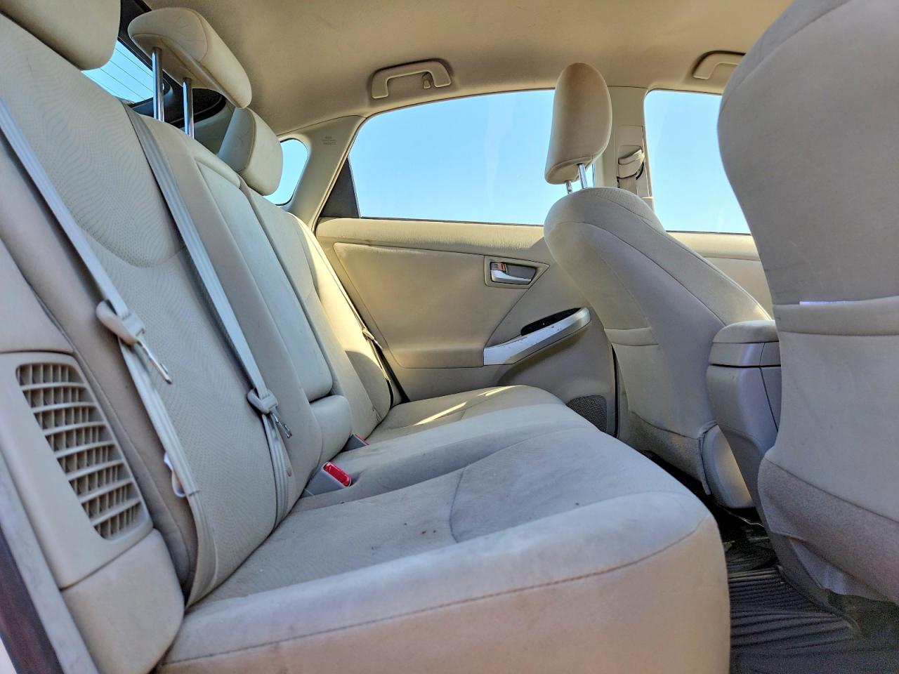 2015 TOYOTA PRIUS photo 28