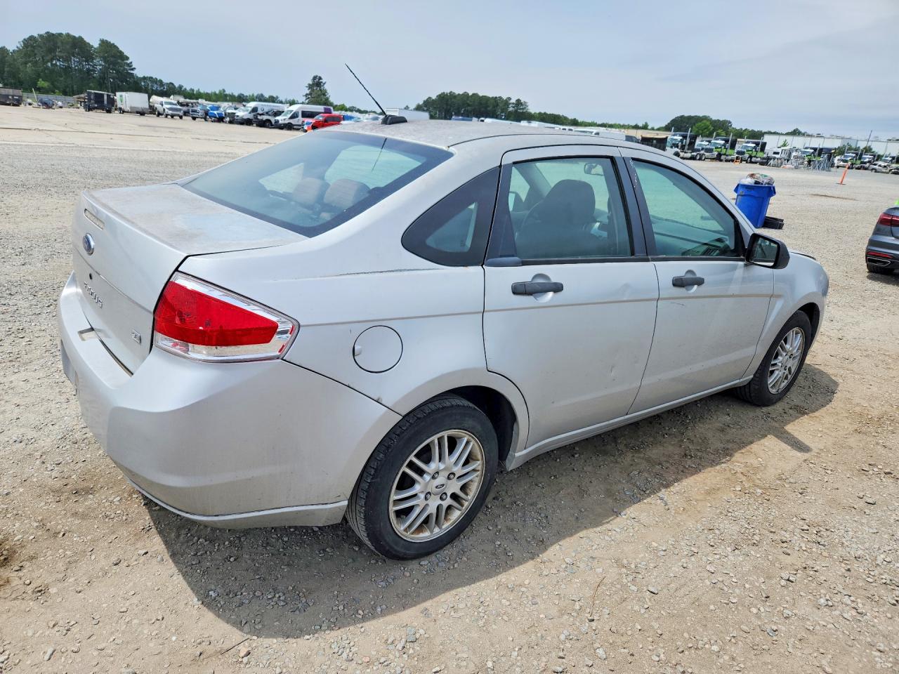 2009 FORD FOCUS SE photo 3