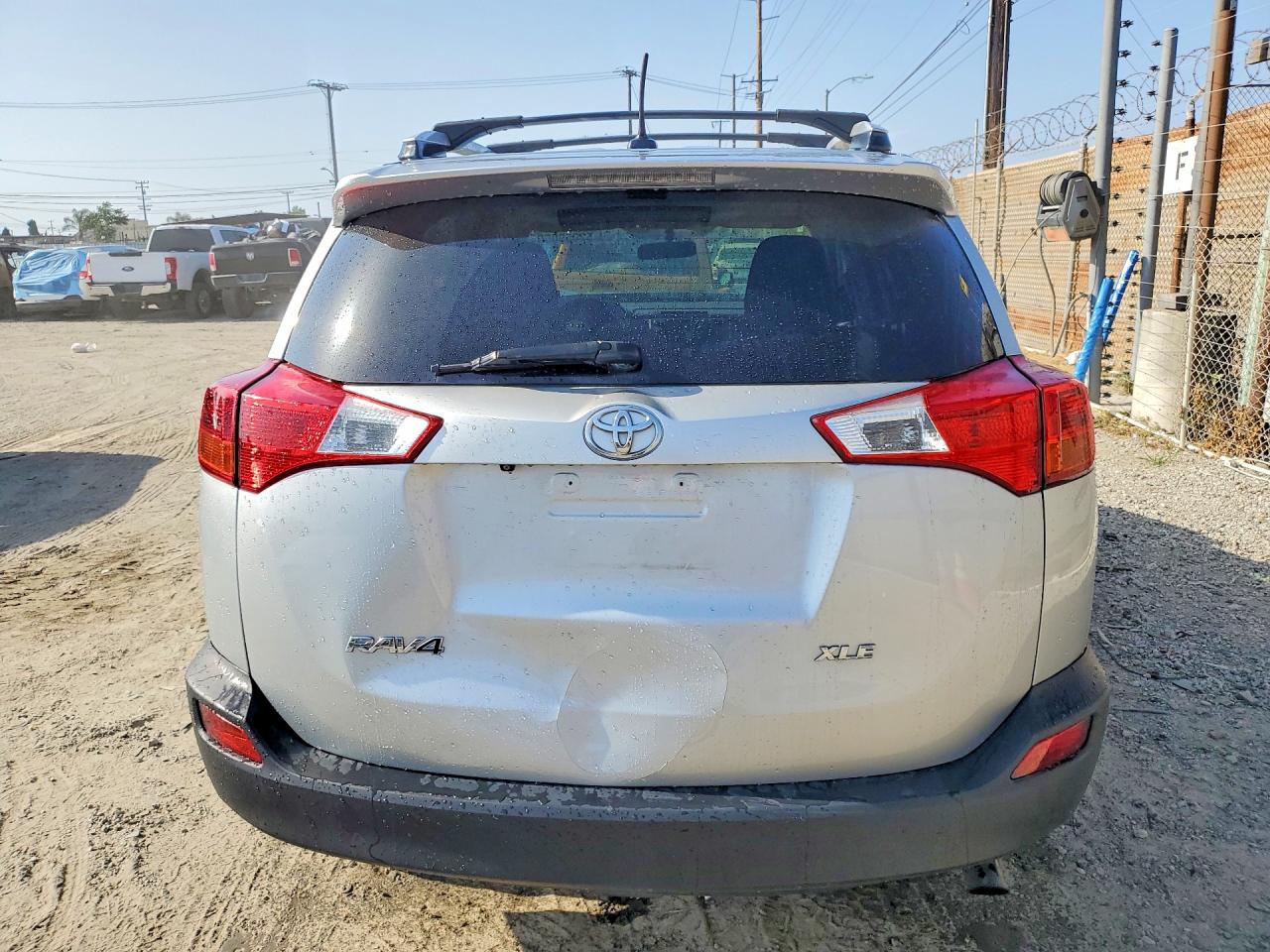 2015 TOYOTA RAV4 XLE photo 16