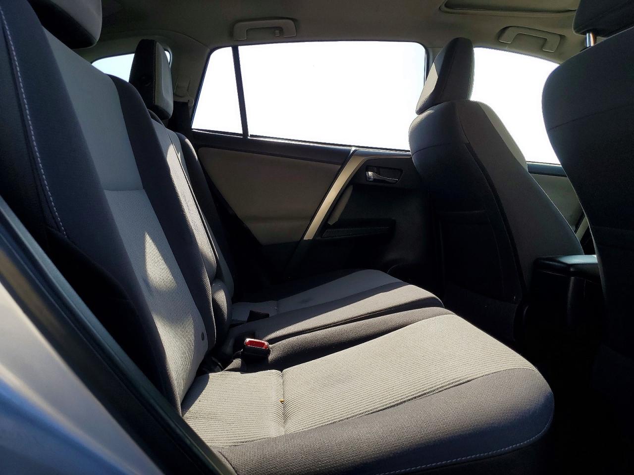 2015 TOYOTA RAV4 XLE photo 31