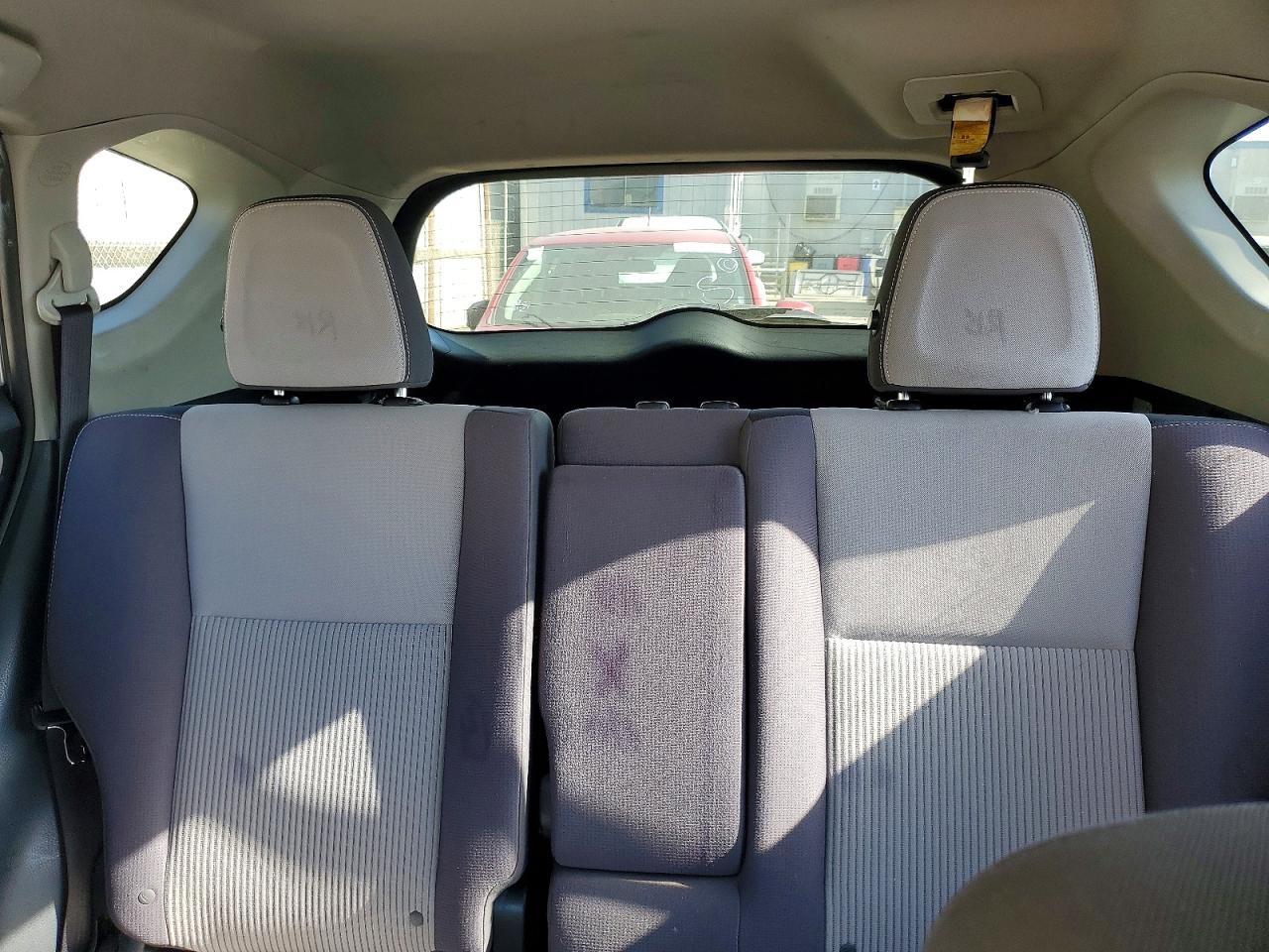 2015 TOYOTA RAV4 XLE photo 28