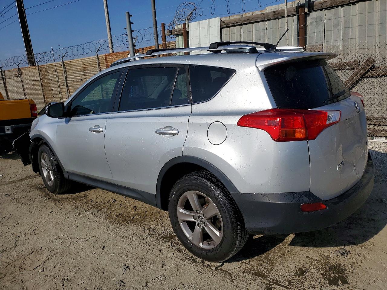 2015 TOYOTA RAV4 XLE photo 4