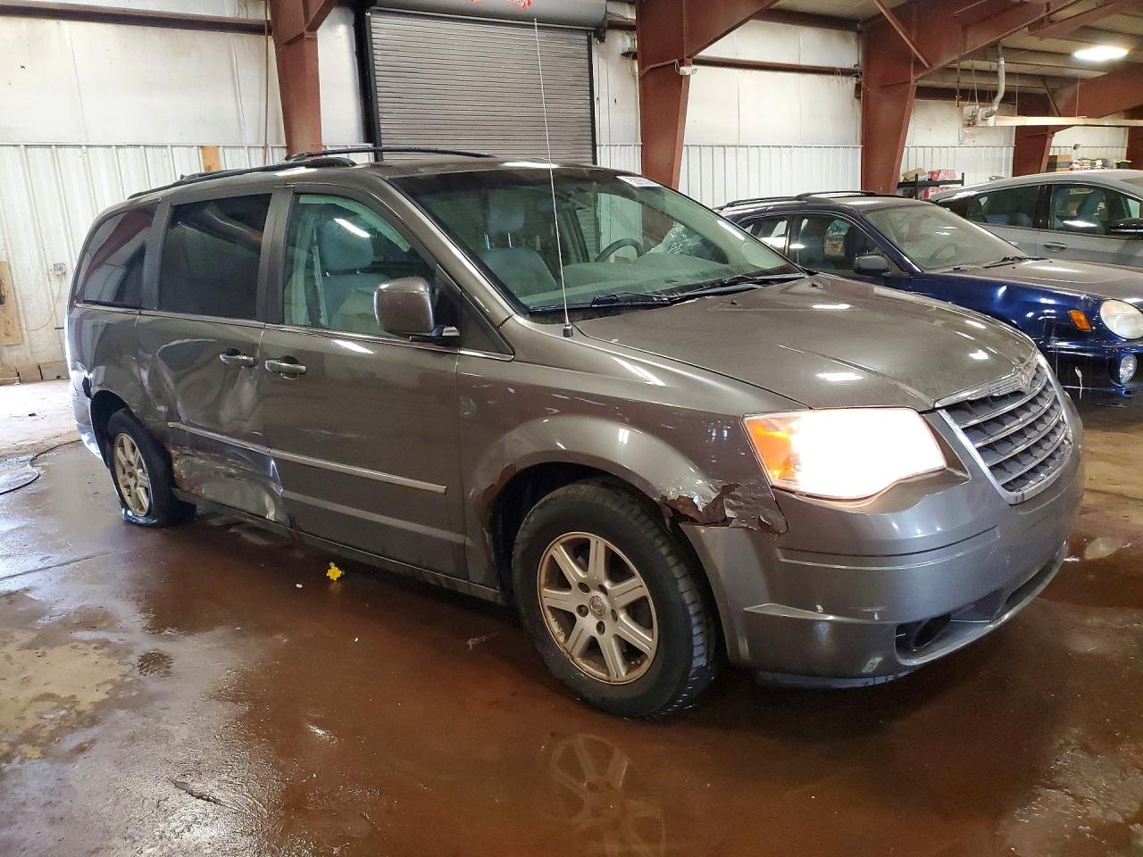 2010 CHRYSLER TOWN & COUNTRY TOURING photo 4