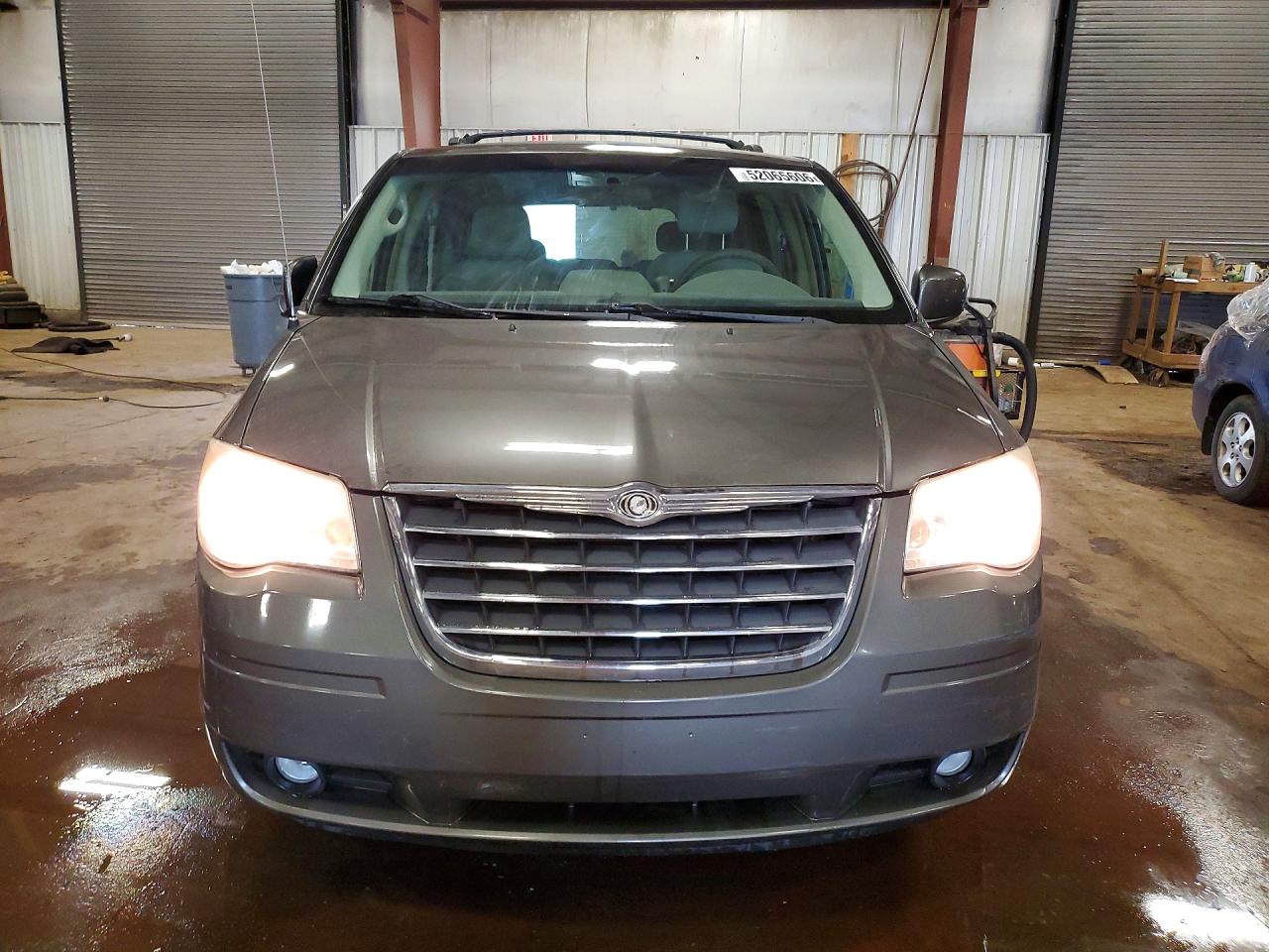 2010 CHRYSLER TOWN & COUNTRY TOURING photo 5