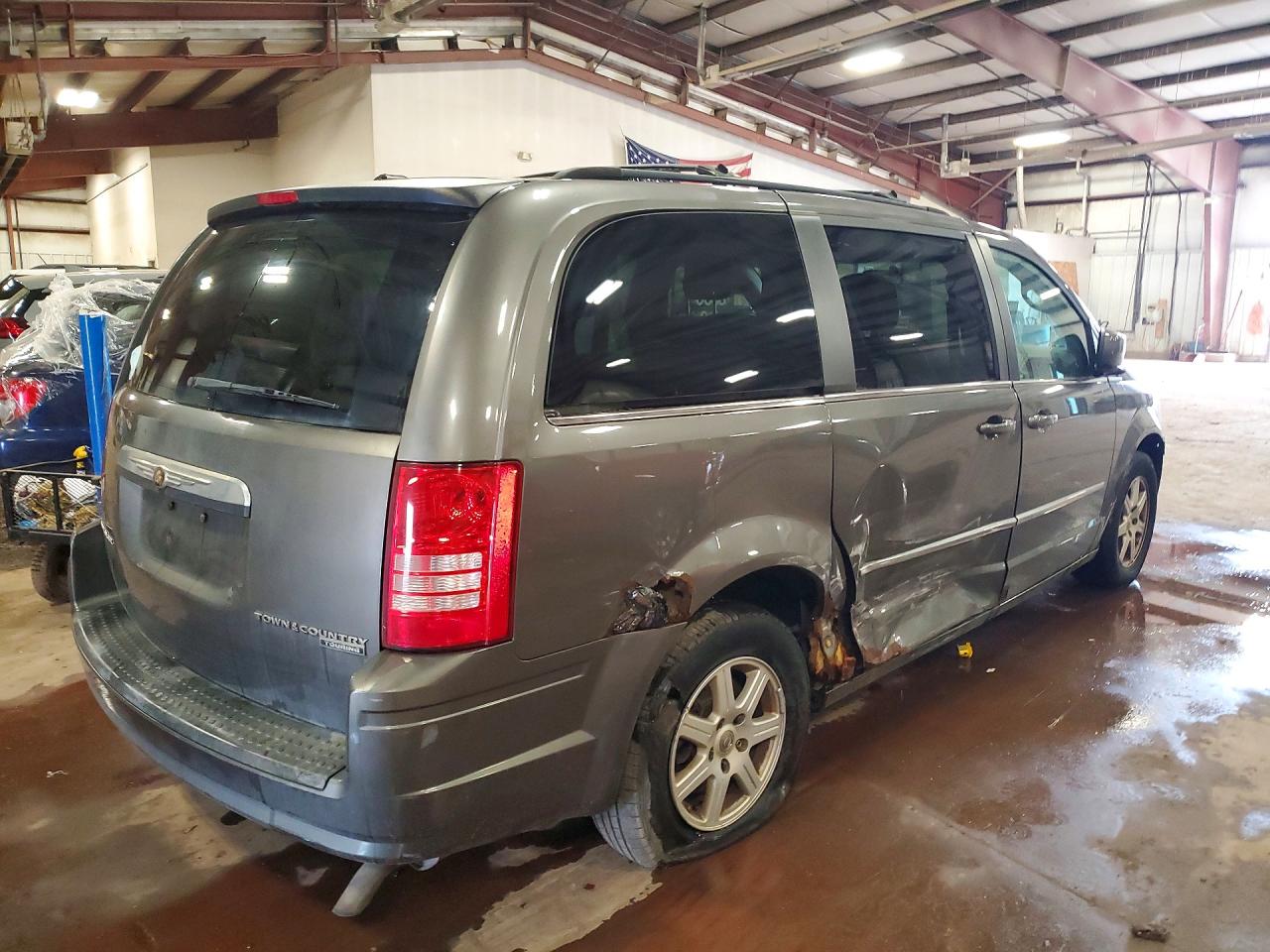 2010 CHRYSLER TOWN & COUNTRY TOURING photo 3