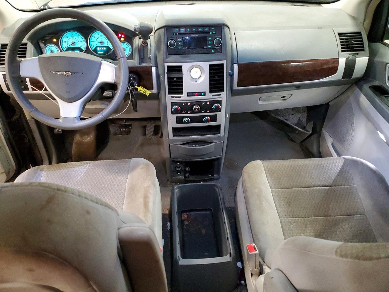 2010 CHRYSLER TOWN & COUNTRY TOURING photo 8