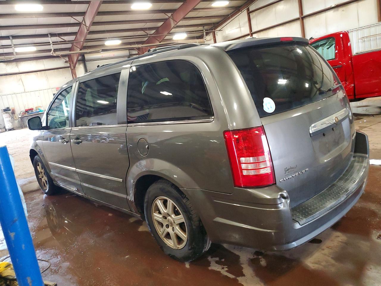 2010 CHRYSLER TOWN & COUNTRY TOURING photo 2