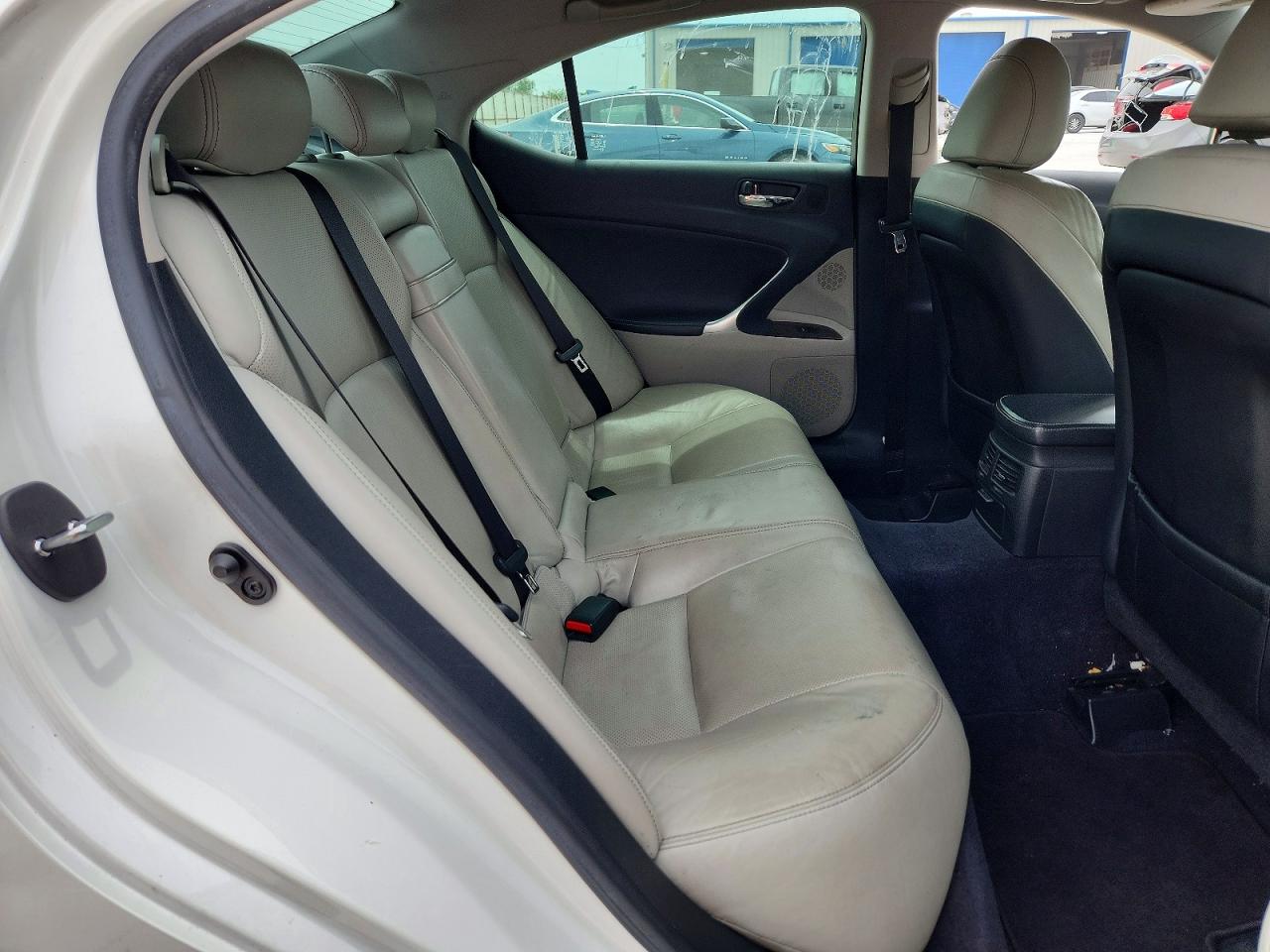 2010 LEXUS IS 250 photo 28