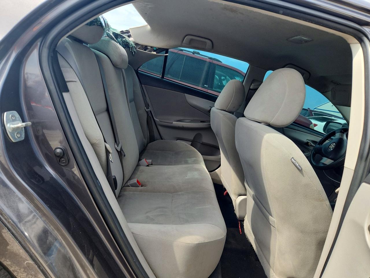 2013 TOYOTA COROLLA LE photo 10