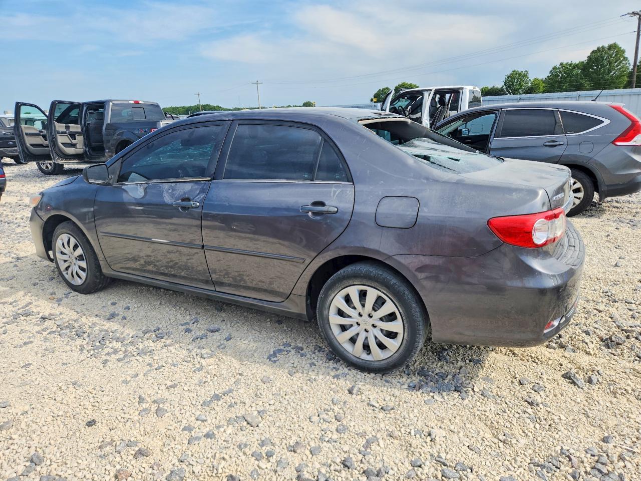 2013 TOYOTA COROLLA LE photo 2