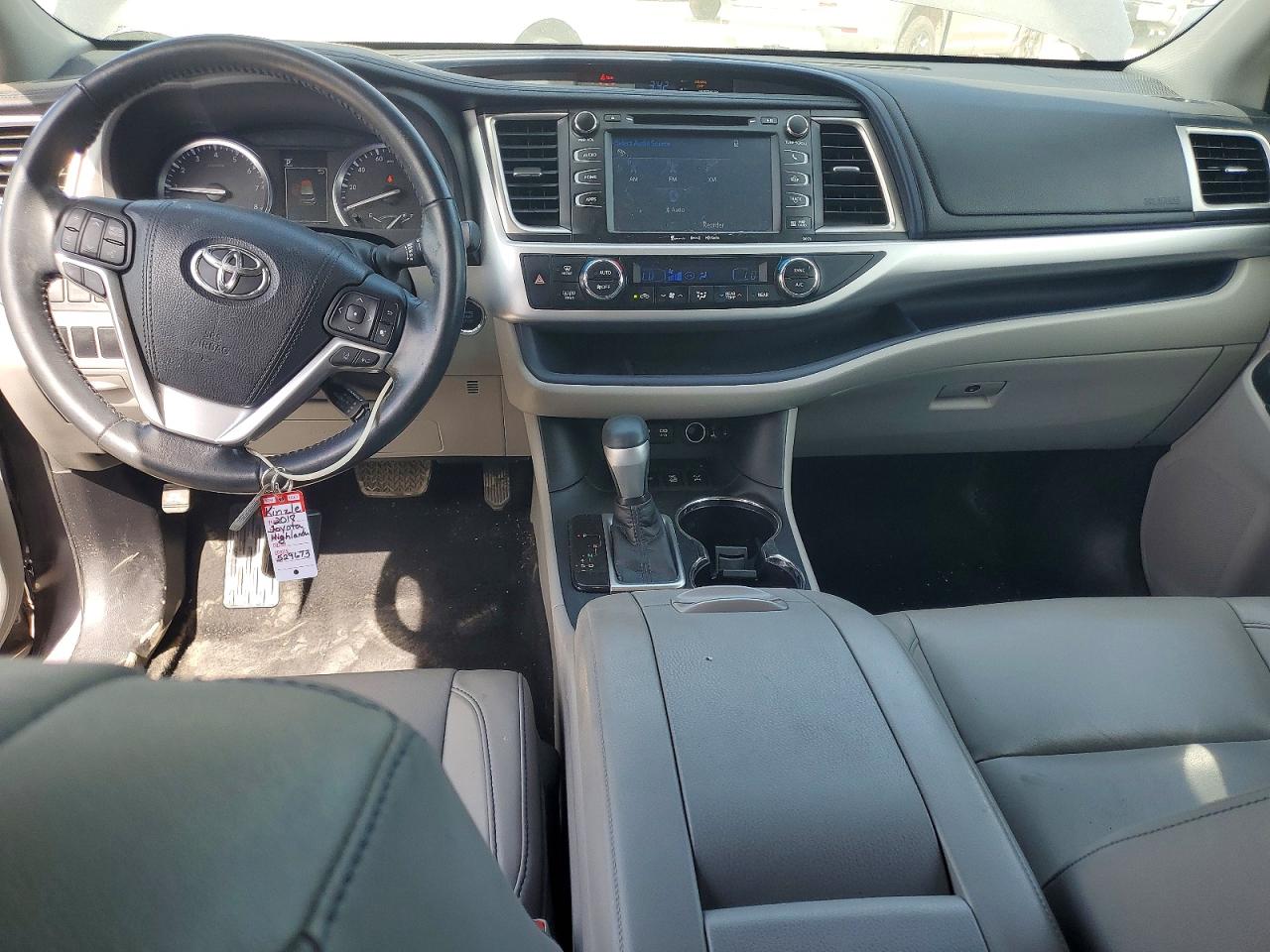 2018 TOYOTA HIGHLANDER XLE photo 8