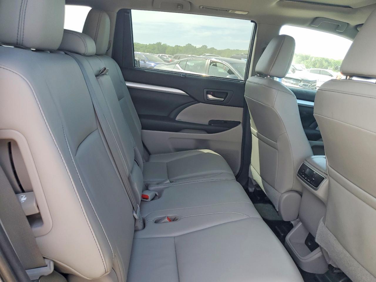 2018 TOYOTA HIGHLANDER XLE photo 11