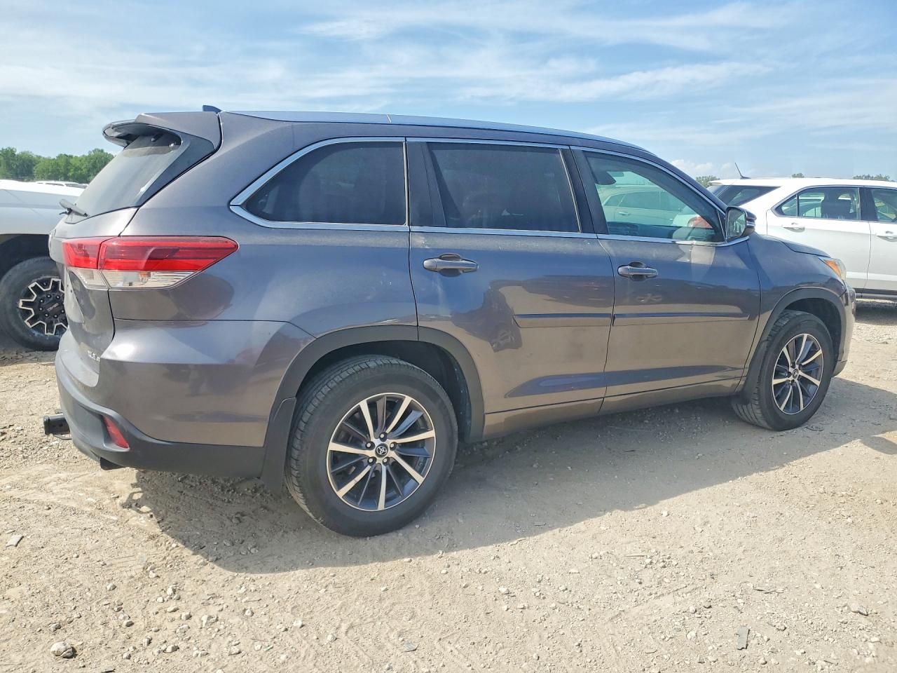 2018 TOYOTA HIGHLANDER XLE photo 3