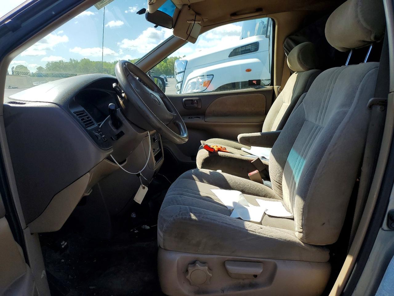 1999 TOYOTA SIENNA LE photo 13