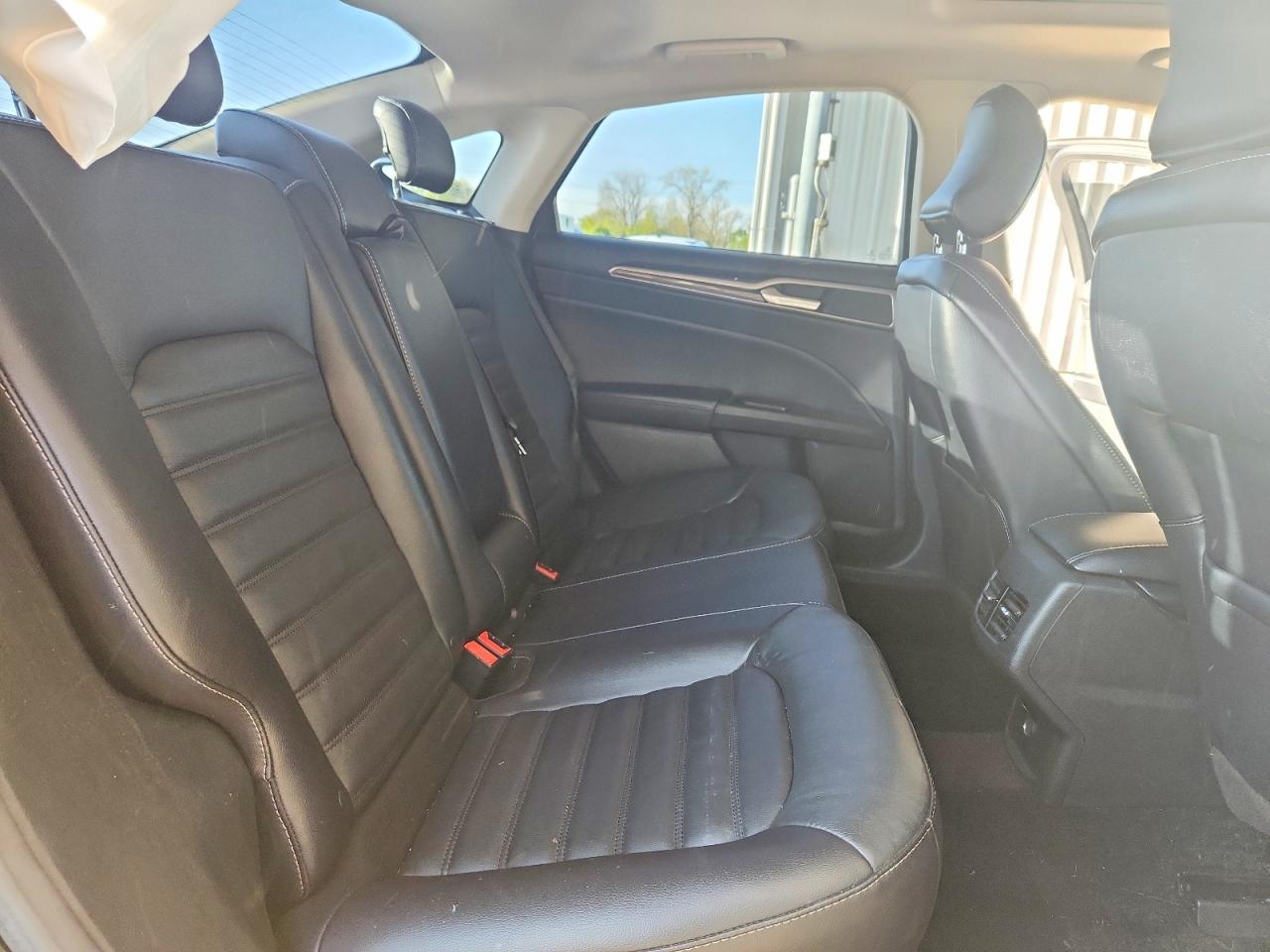 2017 FORD FUSION SE photo 19