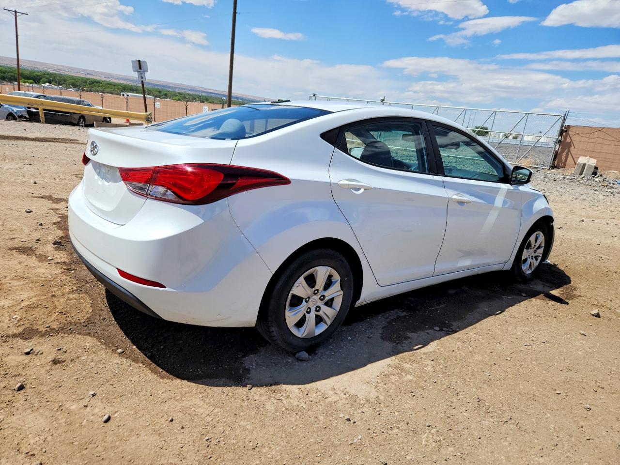 2016 HYUNDAI ELANTRA SE photo 5