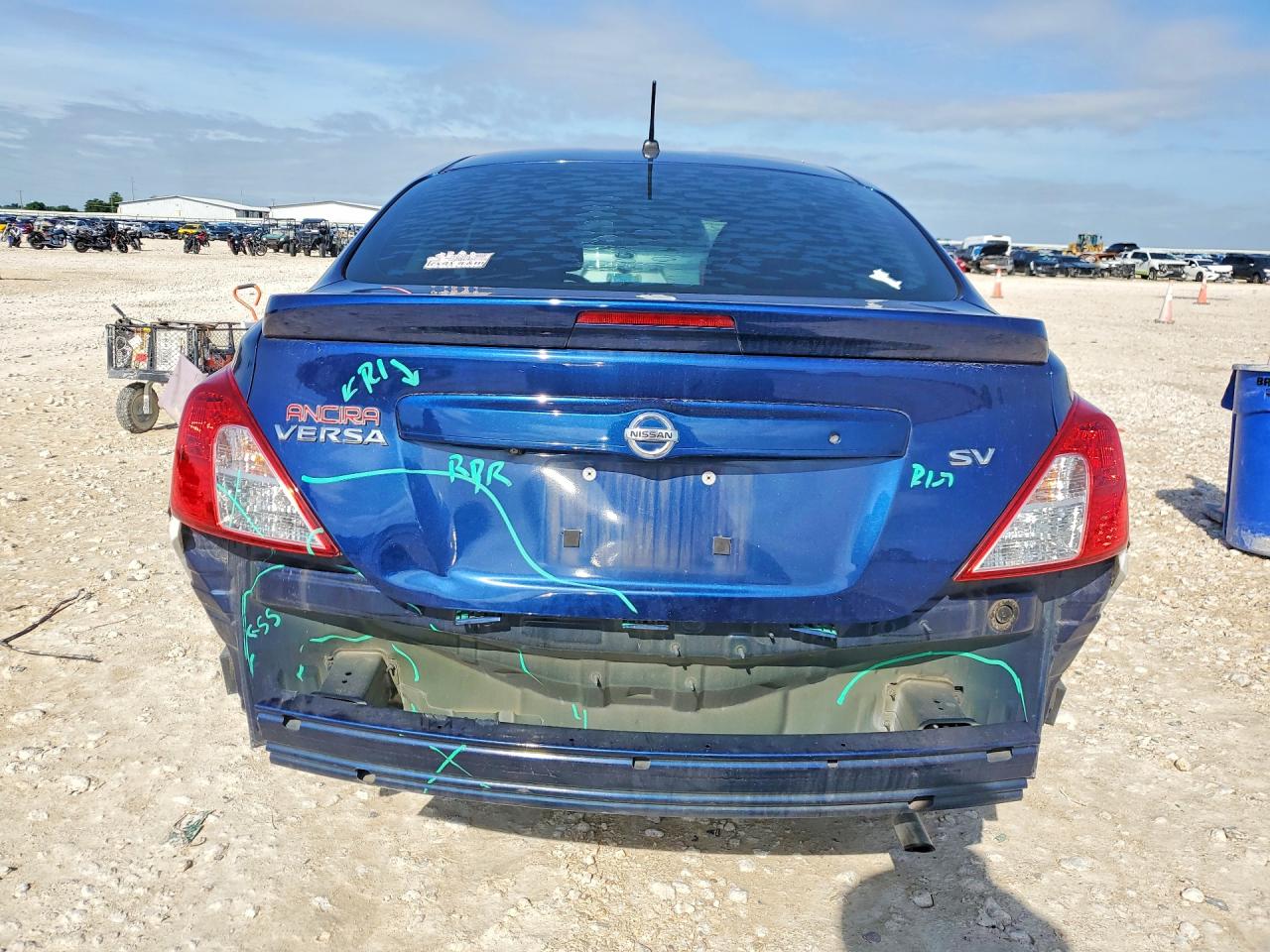 2019 NISSAN VERSA SV photo 11