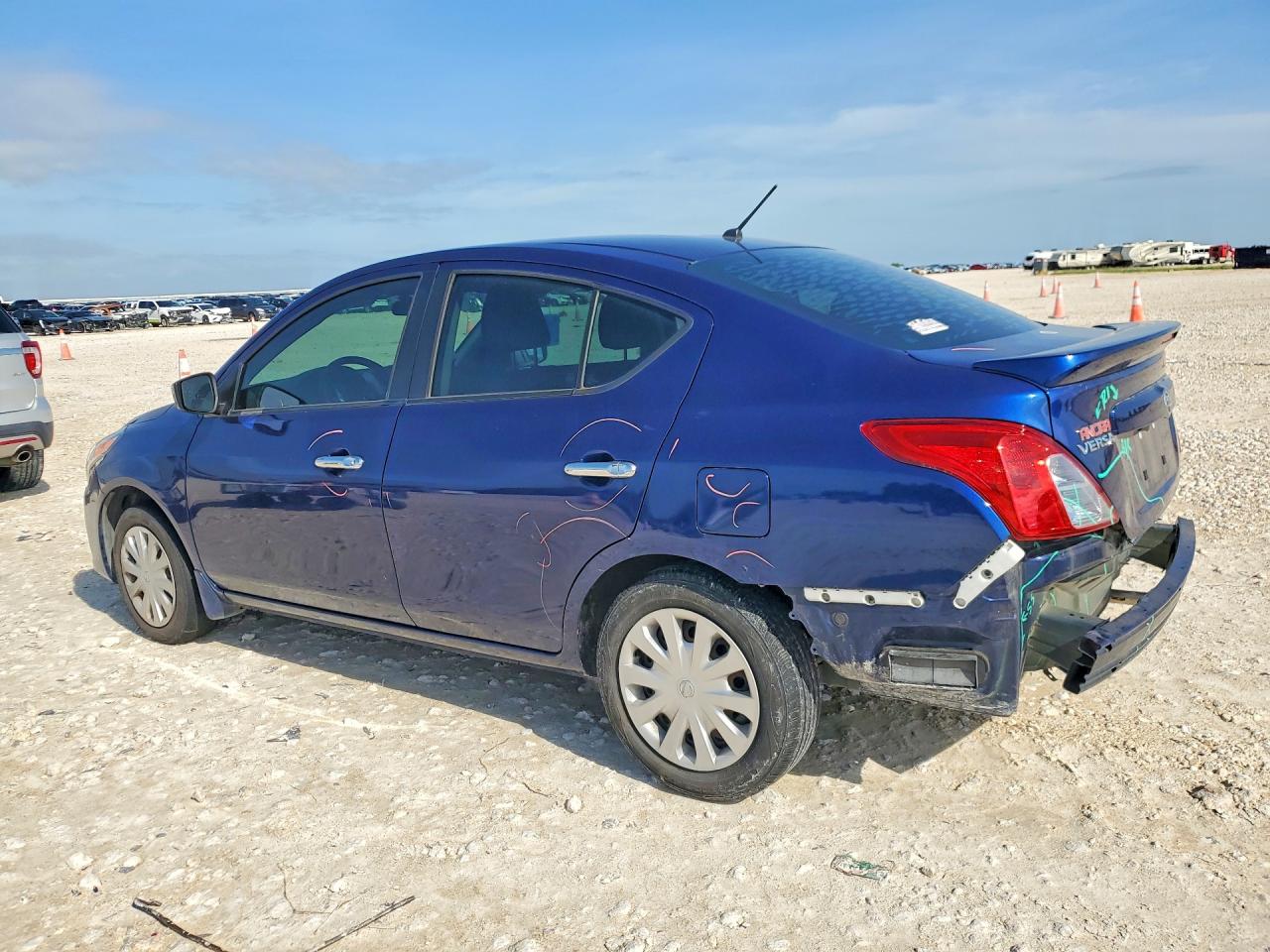 2019 NISSAN VERSA SV photo 3