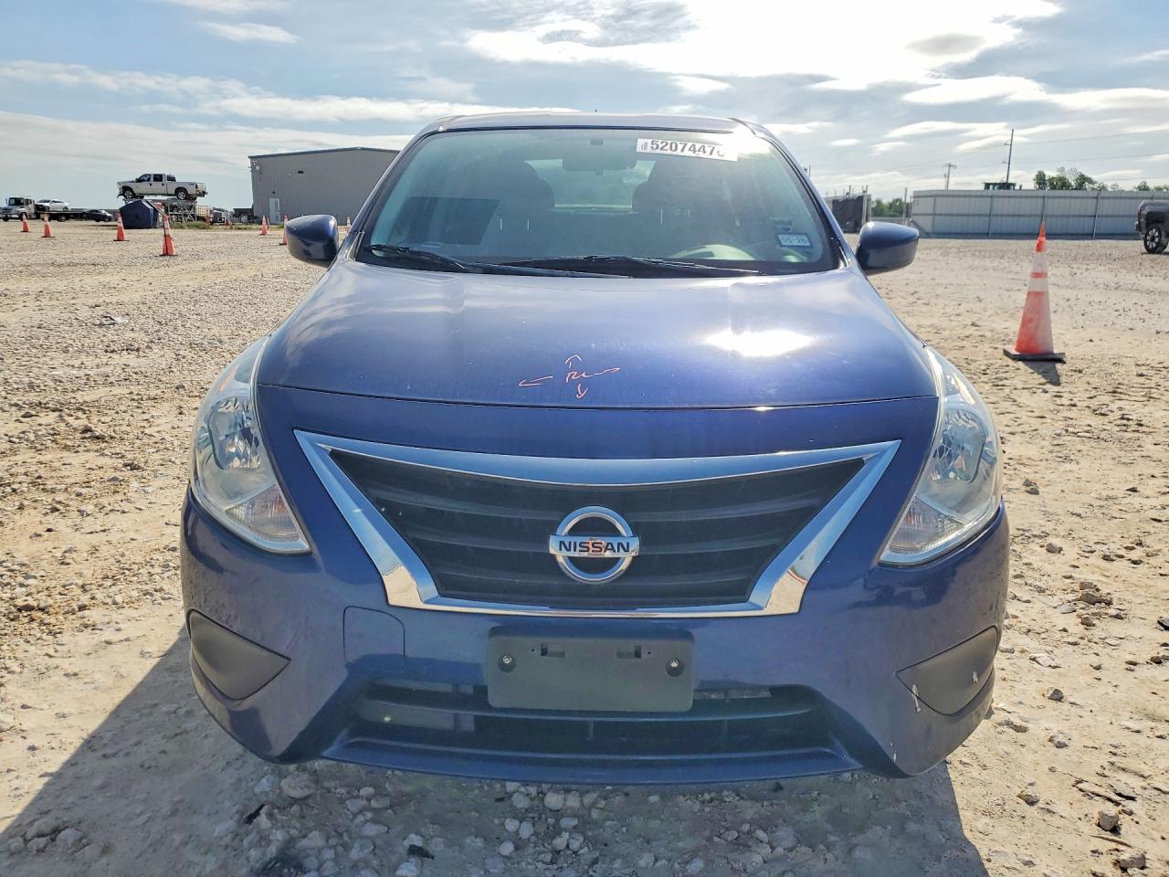2019 NISSAN VERSA SV photo 9