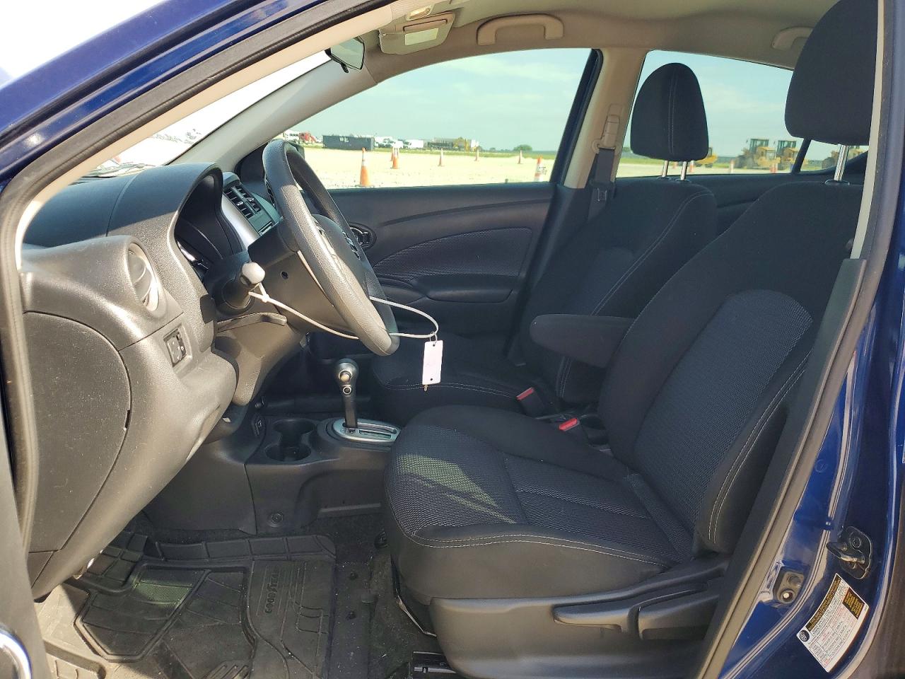 2019 NISSAN VERSA SV photo 13