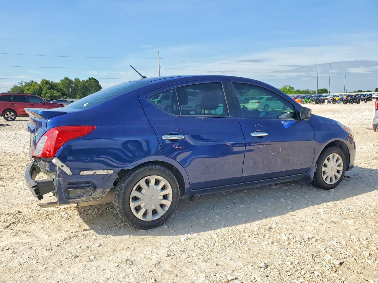 2019 NISSAN VERSA SV photo 5