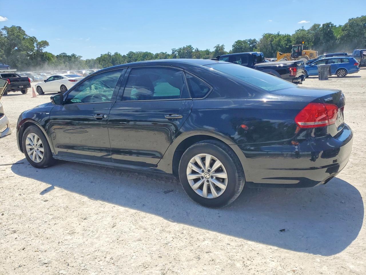 2015 VOLKSWAGEN PASSAT S photo 2