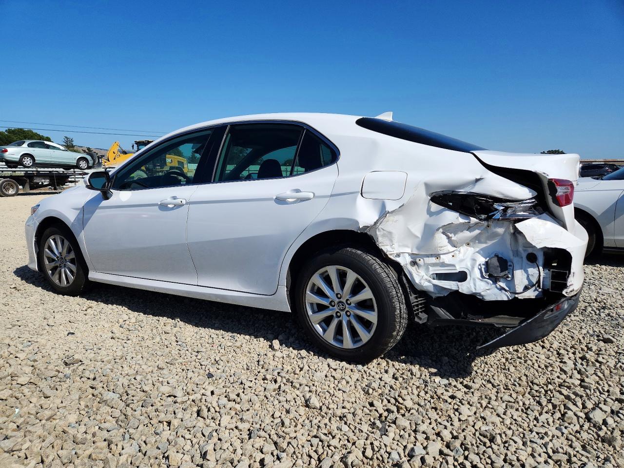 2019 TOYOTA CAMRY LE photo 3