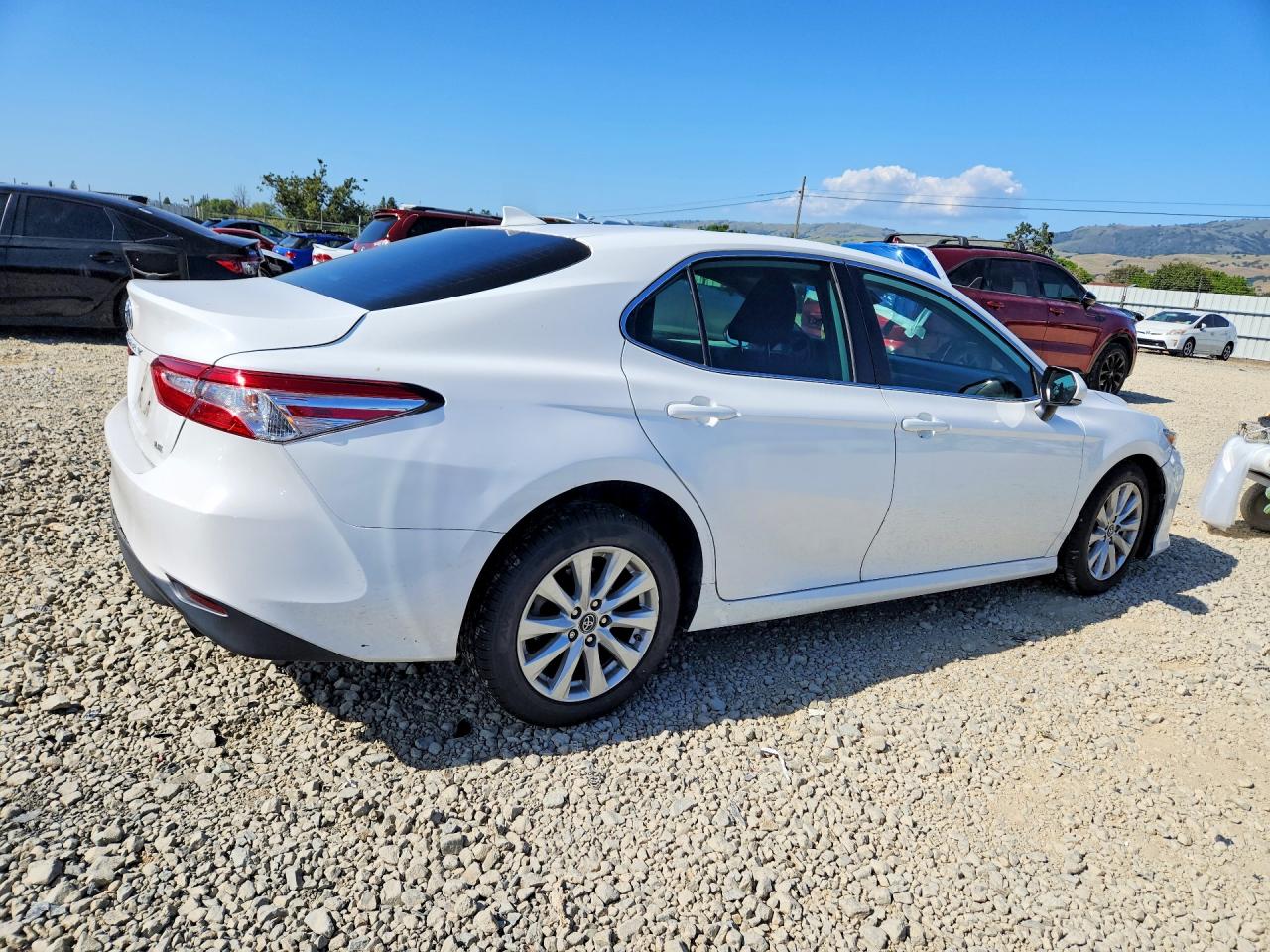 2019 TOYOTA CAMRY LE photo 5