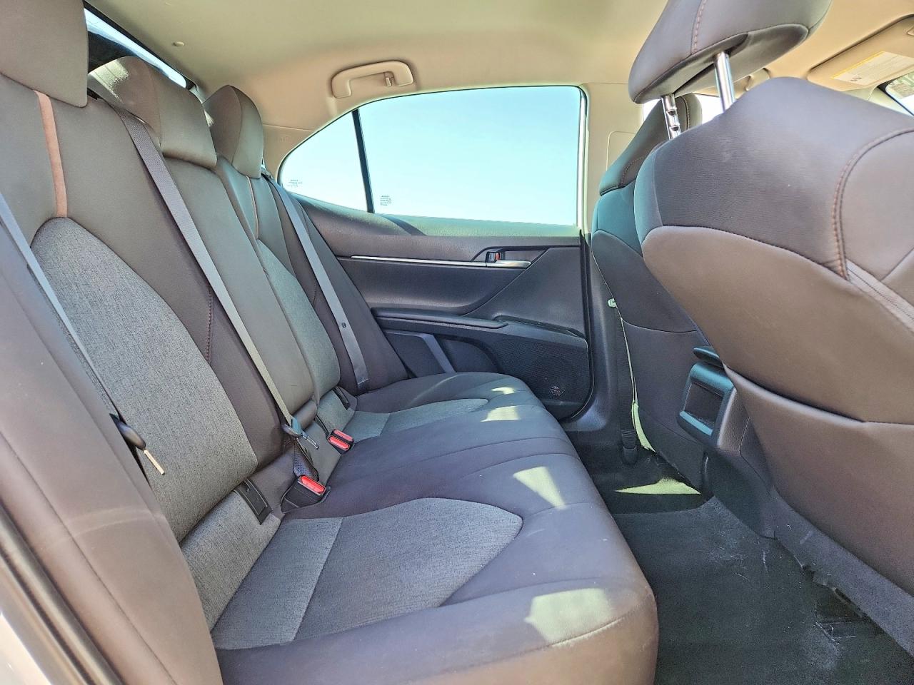 2019 TOYOTA CAMRY LE photo 19