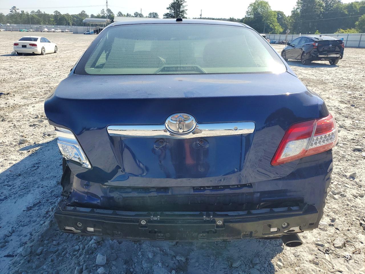 2011 TOYOTA CAMRY XLE photo 6