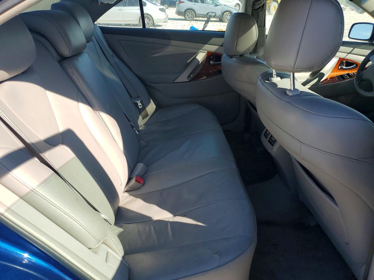2011 TOYOTA CAMRY XLE photo 10