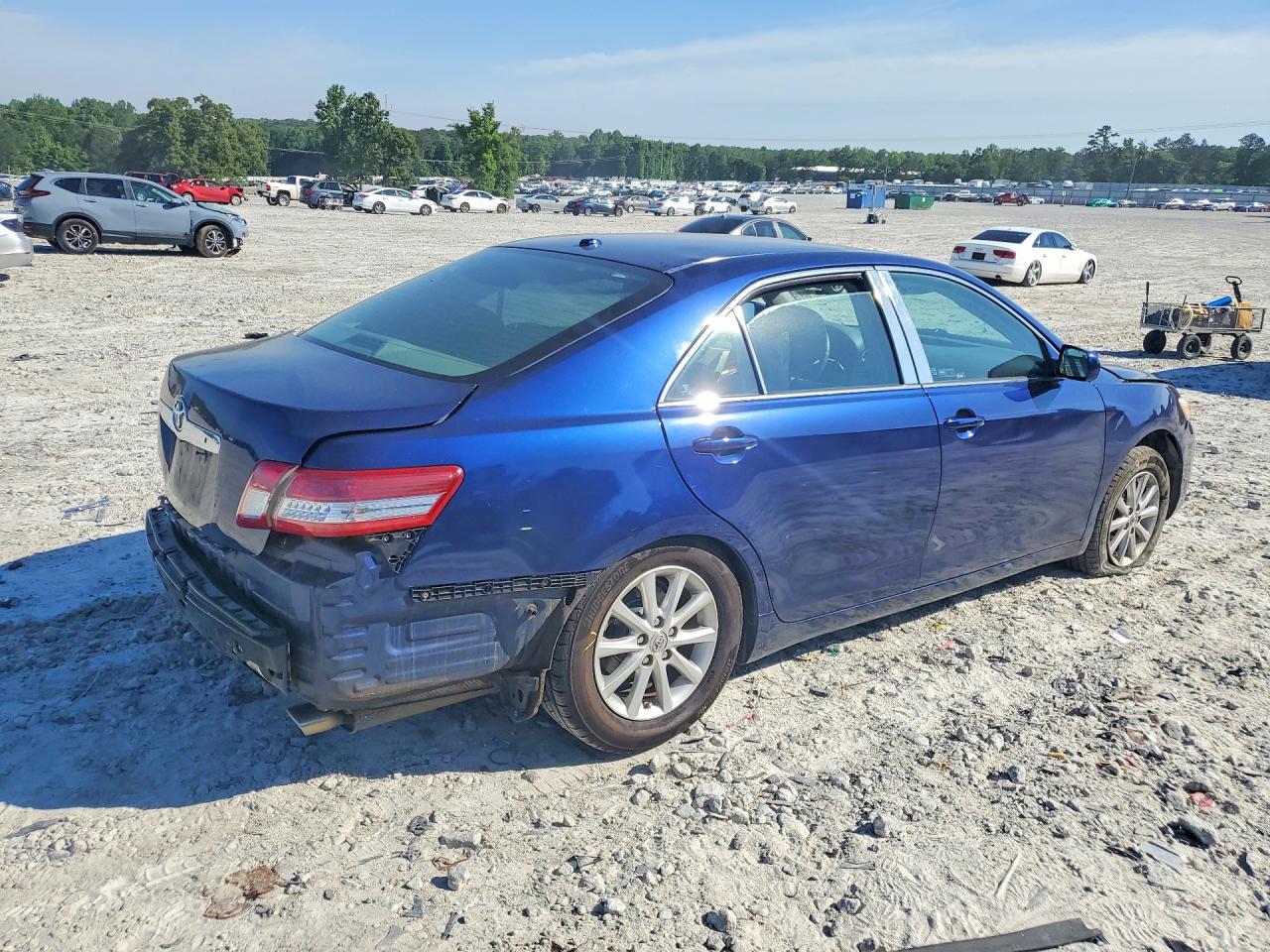 2011 TOYOTA CAMRY XLE photo 3
