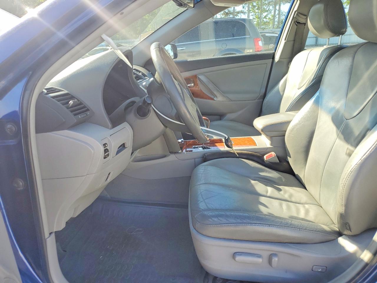 2011 TOYOTA CAMRY XLE photo 7